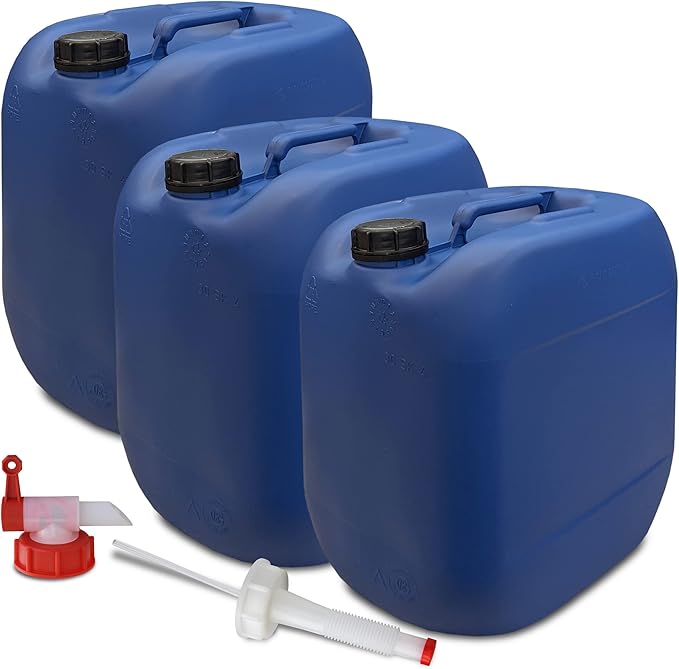 Drei große blaue Kunststoffkanister mit schwarzen Deckeln sind neben einem weiß-roten Ausgießer und einem weißen Pumpenzapfaufsatz abgebildet.