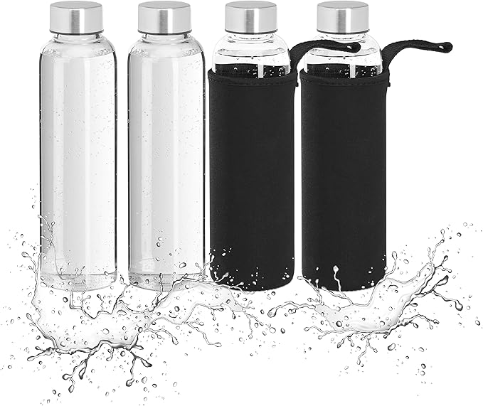 Vier Klarglas-Wasserflaschen mit silbernen Verschlüssen; zwei sind mit schwarzen Neoprenhüllen mit Trageschlaufen versehen. Auf weißem Hintergrund plätschert das Wasser kunstvoll um die Flaschen herum.